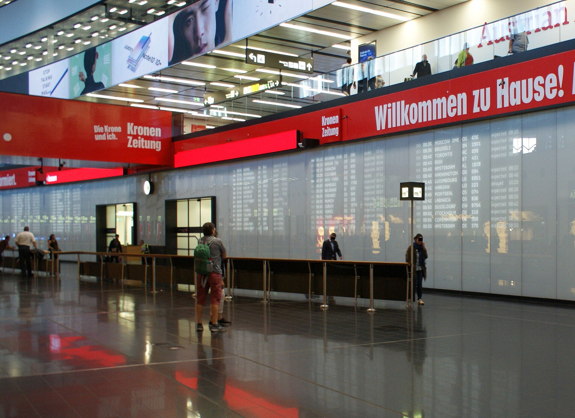Odletová hala letiska Viedeň-Schwechat s odbavovacími pultmi