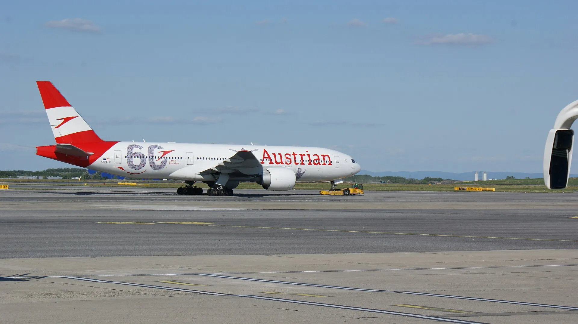 Lietadlo Austrian Airlines na odbavovacej ploche letiska Viedeň