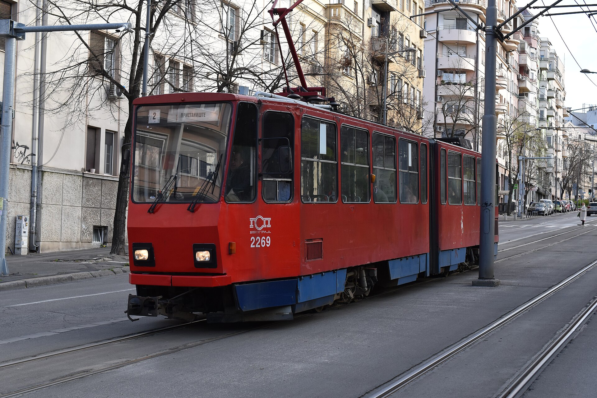 Červená električka na ulici v centre Belehradu