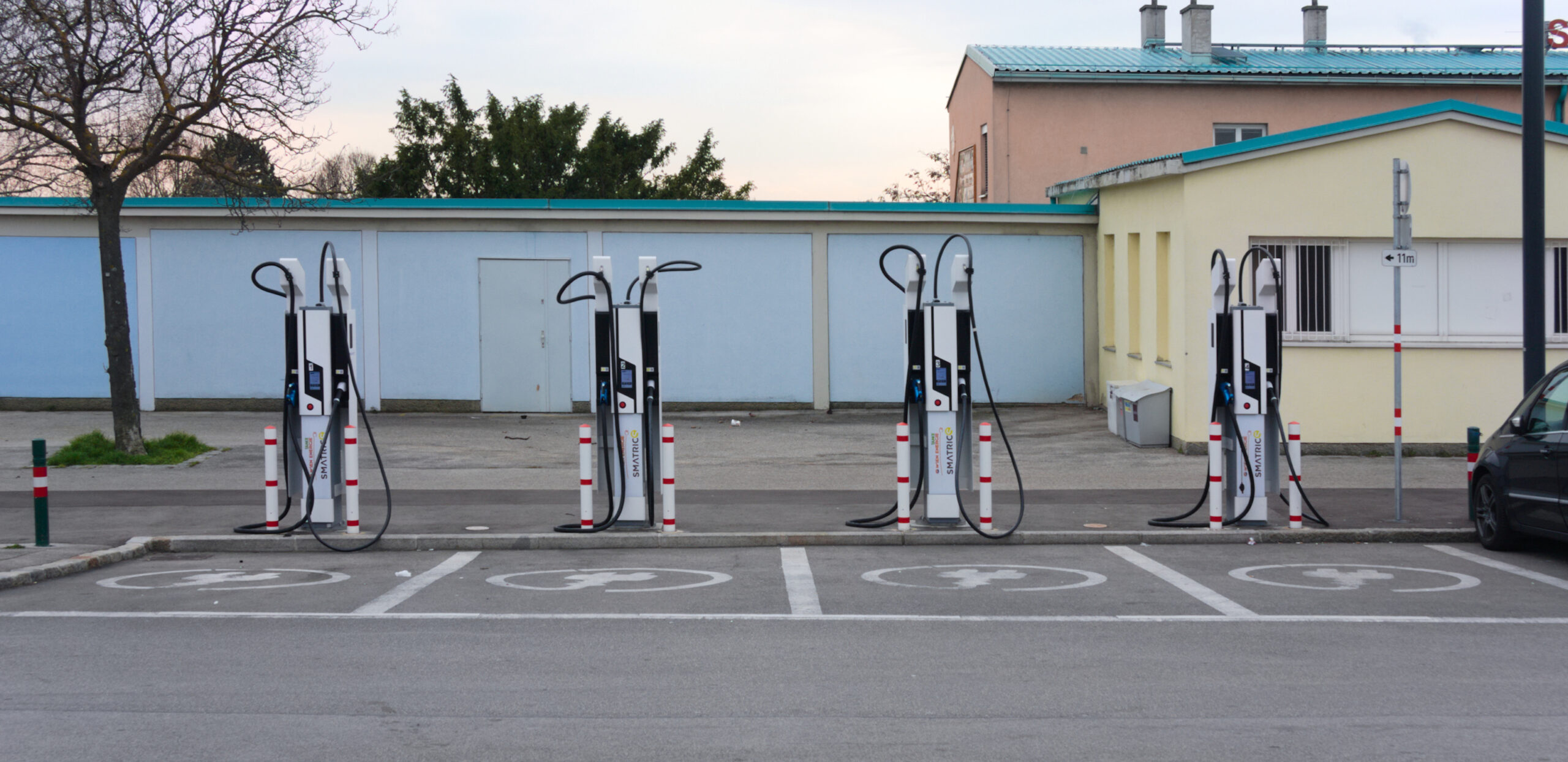 Rad rýchlonabíjacích stojanov s vyhradenými parkovacími miestami pre elektromobily